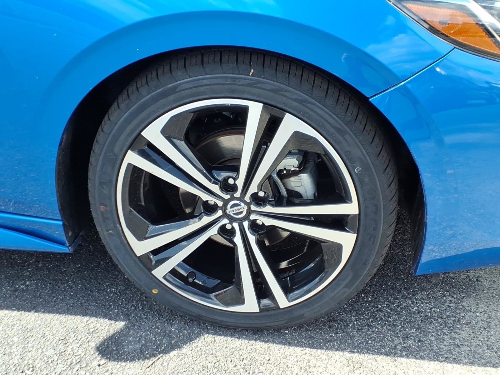 Used 2022 Nissan Sentra SR w/ SR Premium Package FWD image 9