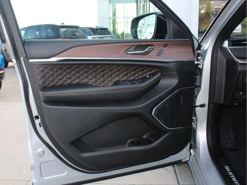 New 2025 Jeep Grand Cherokee Summit image 9