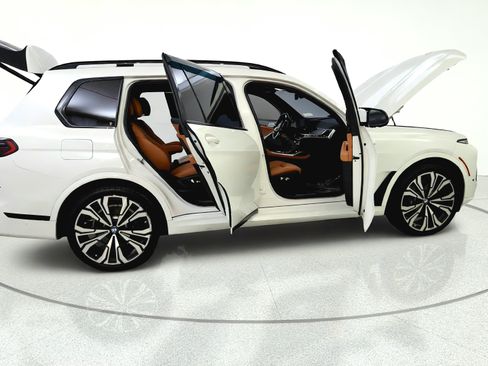 Used 2023 BMW X7 xDrive40i w/ M Sport Package AWD/4WD image 15