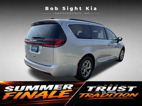 Used 2023 Chrysler Pacifica Limited FWD image 15