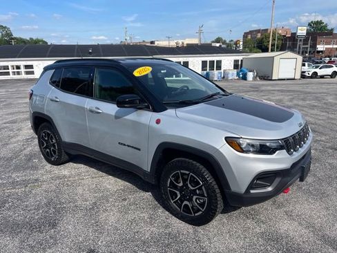 Used 2025 Jeep Compass Trailhawk AWD/4WD image 3