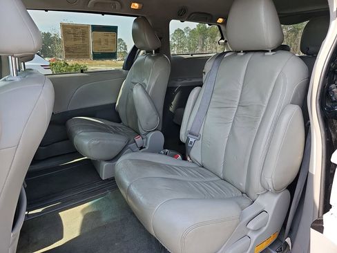 Used 2014 Toyota Sienna LE image 19