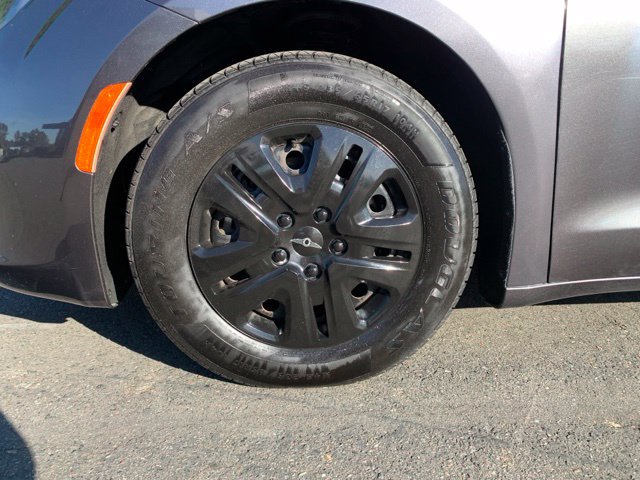 Used 2018 Chrysler Pacifica L FWD image 10