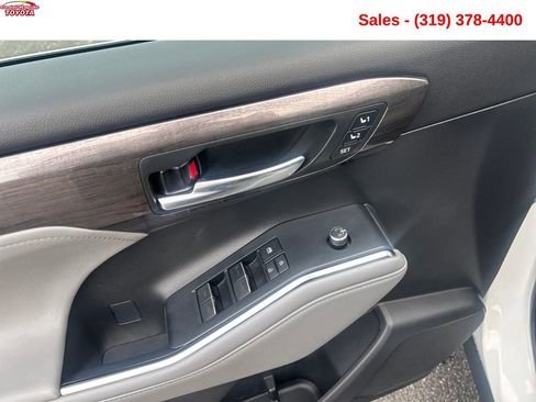 Used 2022 Toyota Highlander Platinum AWD/4WD image 11