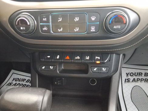 Used 2021 GMC Canyon Denali image 17