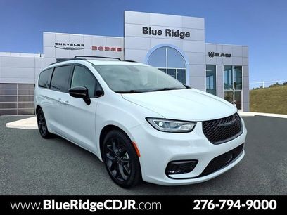 Used 2025 Chrysler Pacifica Limited