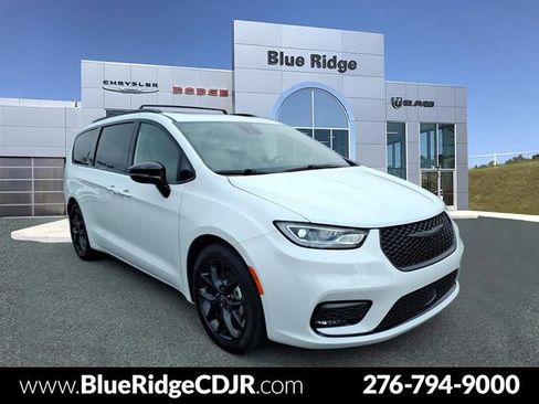 Used 2025 Chrysler Pacifica Limited FWD image 1