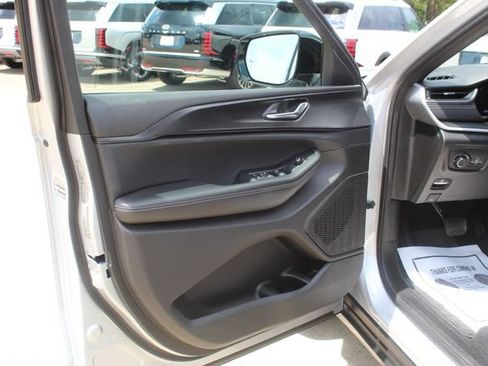 Used 2025 Jeep Grand Cherokee Altitude AWD/4WD image 13