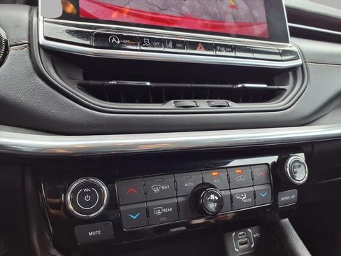 Used 2023 Jeep Compass Limited image 7