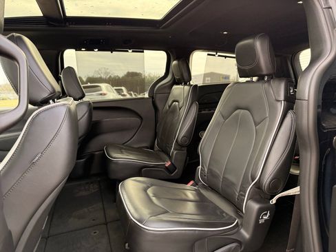 Used 2025 Chrysler Pacifica Limited image 17