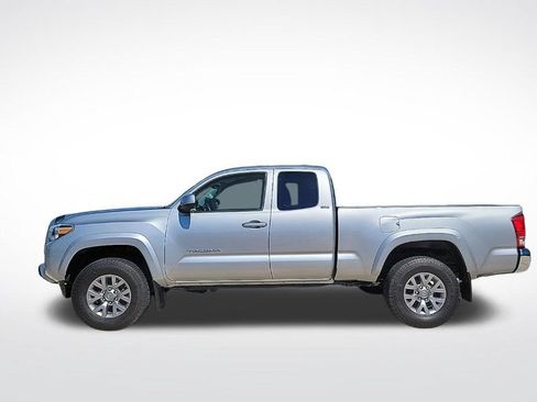 Used 2017 Toyota Tacoma SR5 AWD/4WD image 5
