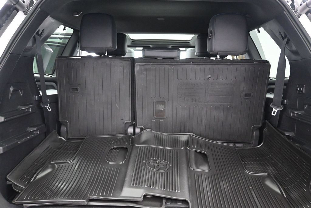 Used 2025 Toyota Sequoia Platinum AWD/4WD image 32