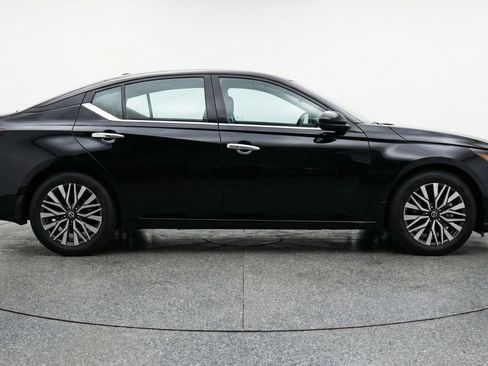 Used 2025 Nissan Altima 2.5 SV FWD image 11