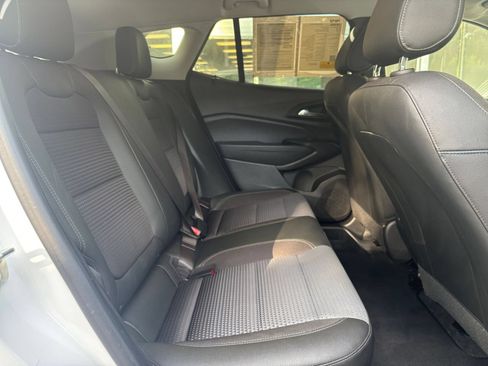 Used 2025 Chevrolet Trax LT FWD image 38