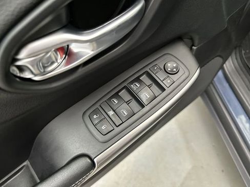 Used 2021 Jeep Cherokee Latitude Plus AWD/4WD image 17
