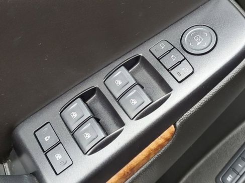 Used 2018 Chevrolet Suburban Premier image 24