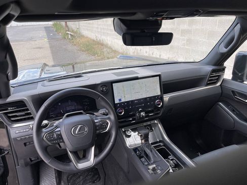 Used 2024 Lexus GX 550 w/ Accessory Package (Z1) AWD/4WD image 12
