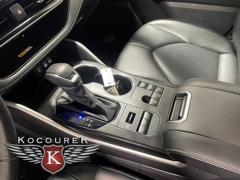 Used 2024 Toyota Highlander XLE AWD/4WD image 17