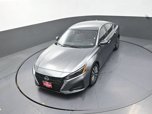Used 2024 Nissan Altima 2.5 SV FWD image 24