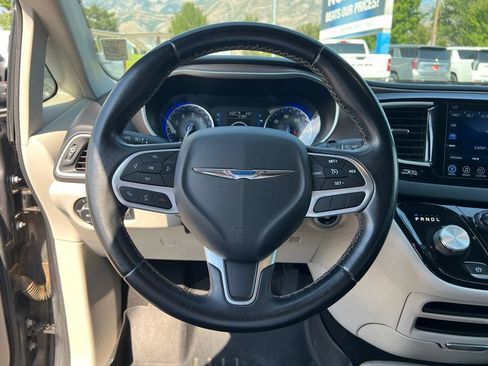 Used 2017 Chrysler Pacifica Touring-L FWD image 30
