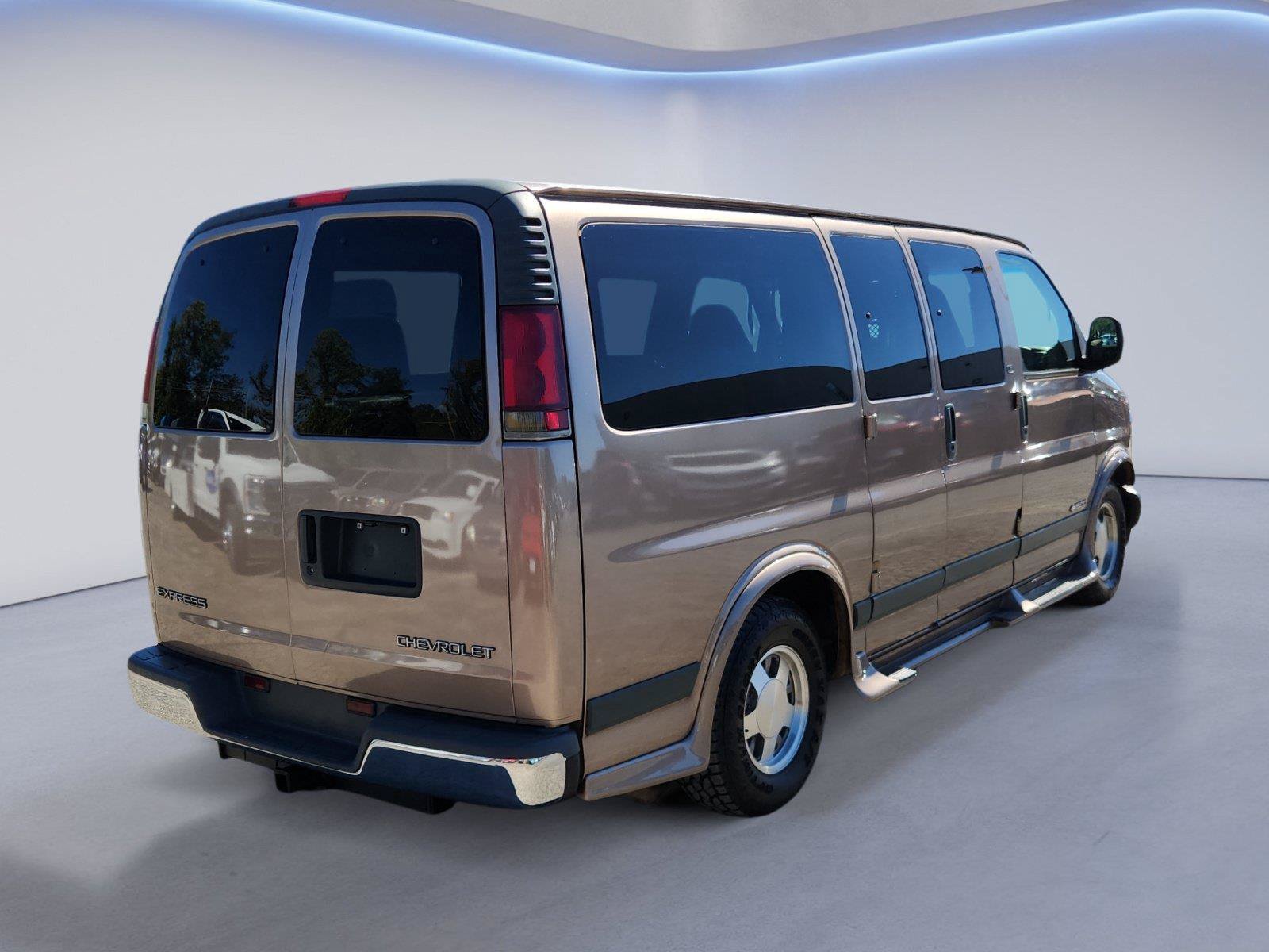 Used 2001 Chevrolet Express 1500 Passenger w/ LS Preferred Equipment Group RWD image 3