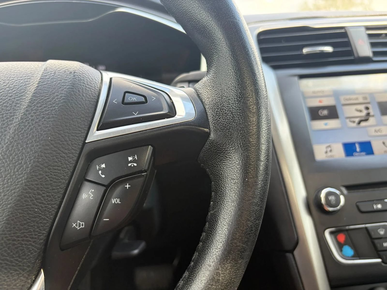 Used 2017 Ford Fusion SE w/ Equipment Group 201A FWD image 9