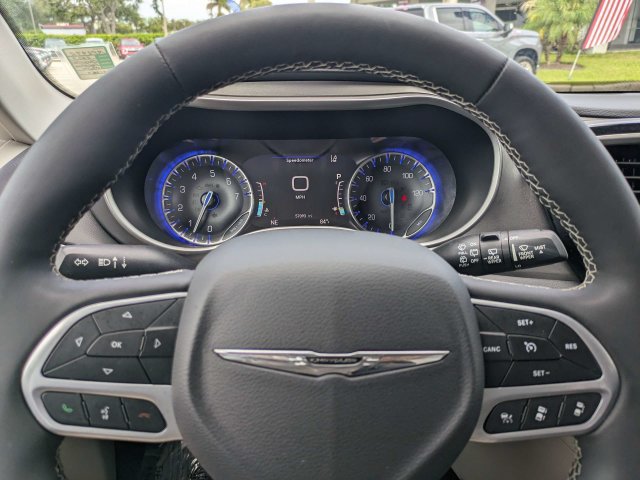 Used 2023 Chrysler Pacifica Touring-L FWD image 25