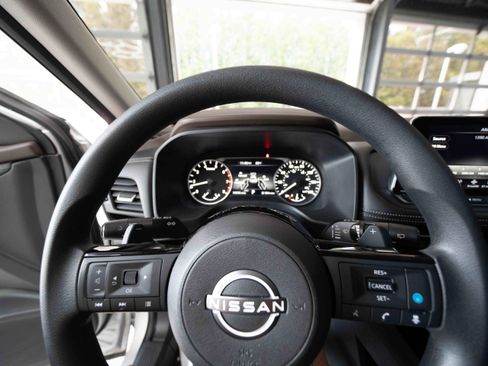 Used 2023 Nissan Rogue SV AWD/4WD image 16
