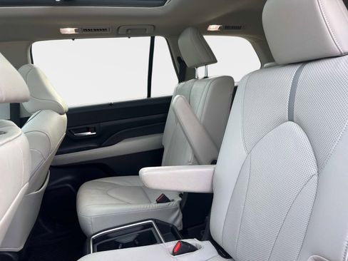 Used 2024 Toyota Grand Highlander AWD image 12