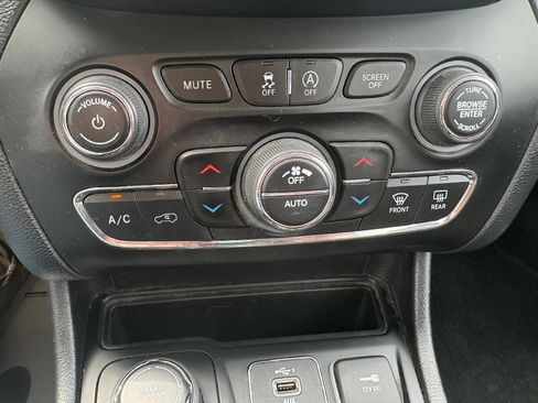 Used 2020 Jeep Cherokee Limited AWD/4WD image 27