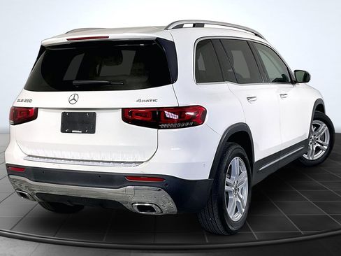 Used 2021 Mercedes-Benz GLB 250 4MATIC image 2