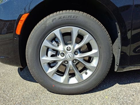 New 2026 Chrysler Pacifica Limited AWD/4WD image 4