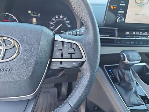 Used 2021 Toyota Sienna XLE image 19