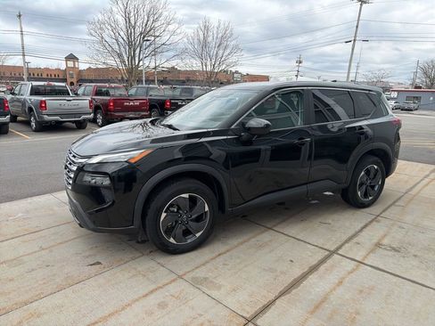 Used 2024 Nissan Rogue SV AWD/4WD image 8