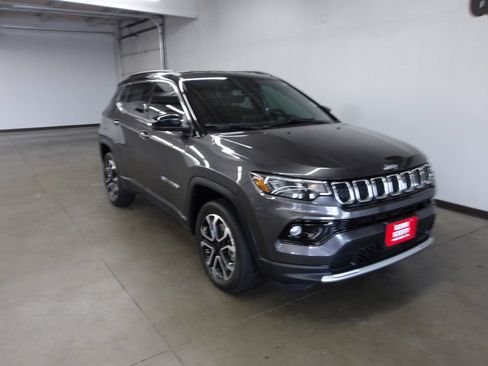 Used 2023 Jeep Compass Limited AWD/4WD image 3