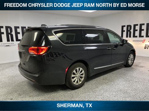 Used 2019 Chrysler Pacifica Touring-L image 4