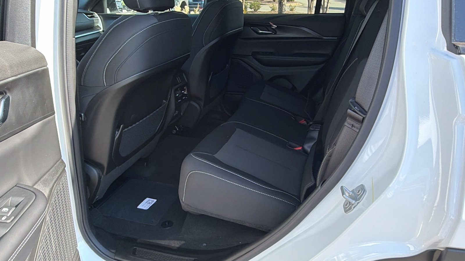 New 2027 Jeep Grand Cherokee Laredo RWD image 19