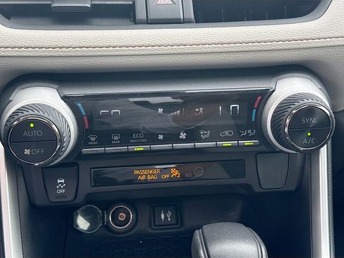 Used 2019 Toyota RAV4 XLE FWD image 17