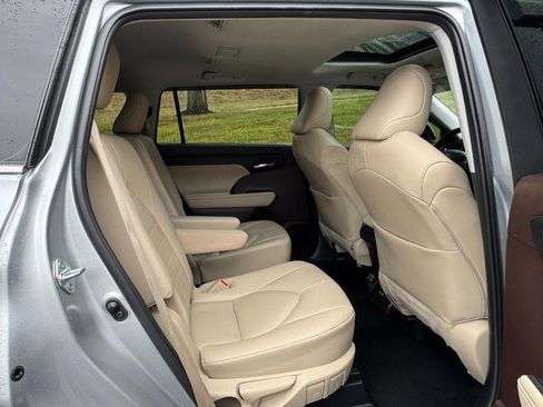 Used 2021 Toyota Highlander XLE image 10