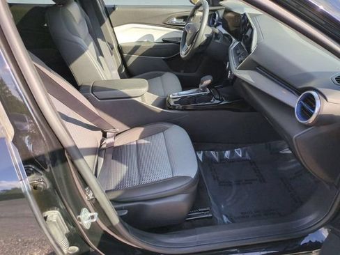 Used 2024 Chevrolet Trax LT w/ Sunroof Package FWD image 31
