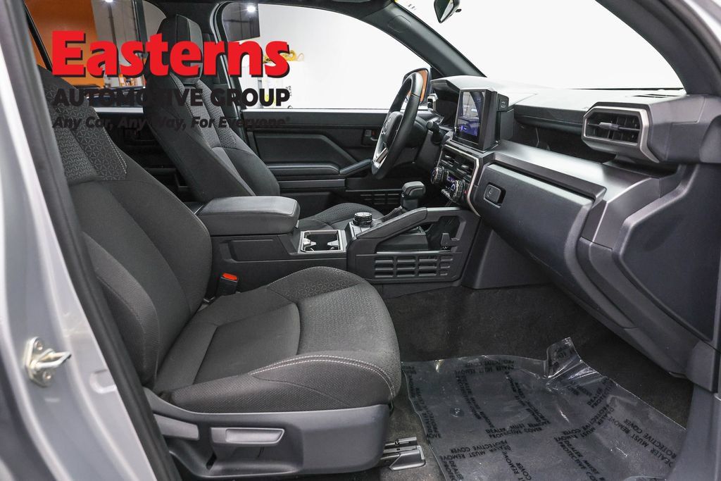 Used 2025 Toyota 4Runner SR5 AWD/4WD image 26