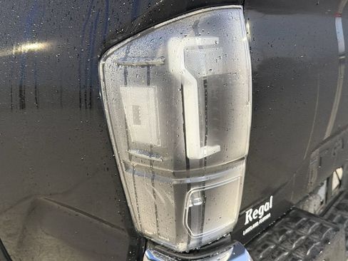 Used 2016 Toyota Tacoma SR5 w/ SR5 Appearance Package (SN) RWD image 11