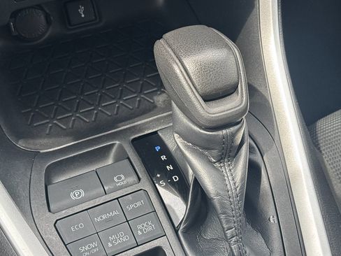 Used 2022 Toyota RAV4 LE AWD/4WD image 22