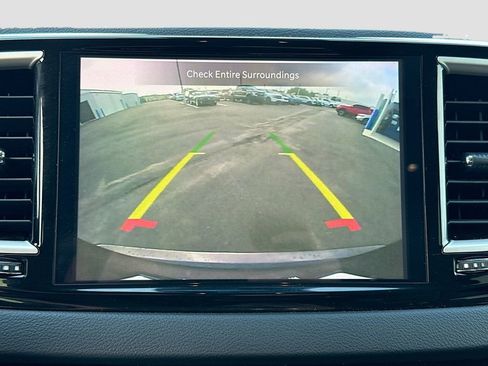 Used 2023 Chrysler Pacifica Touring-L FWD image 15