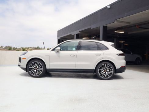 New 2026 Porsche Cayenne E-Hybrid AWD/4WD image 2