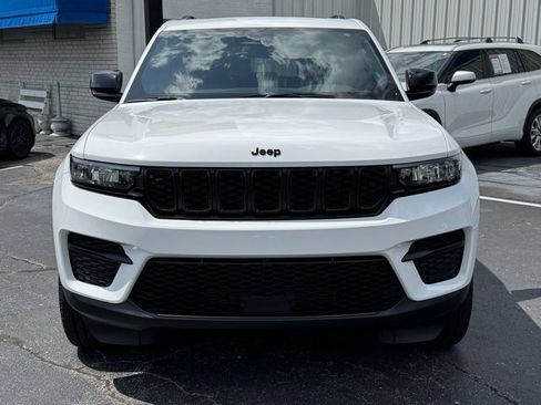 Used 2024 Jeep Grand Cherokee Altitude image 2
