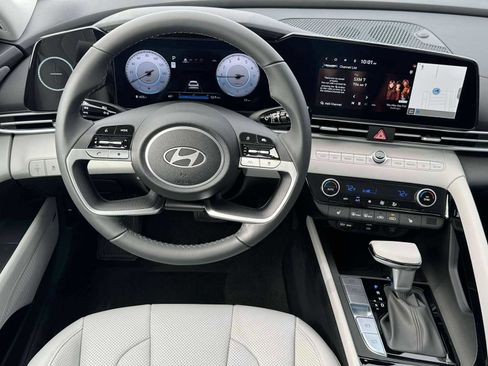 Certified 2025 Hyundai Elantra Limited FWD image 17