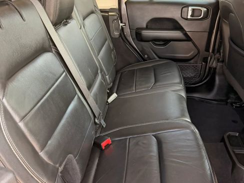 Used 2018 Jeep Wrangler Unlimited Sahara AWD/4WD image 19