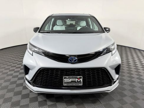 Used 2025 Toyota Sienna XSE image 4