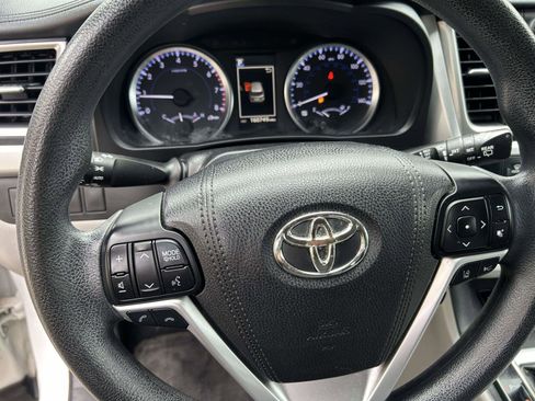 Used 2017 Toyota Highlander LE FWD image 14